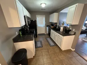 Urban Bliss. Spacious. 3 br/2 ba. Fenced backyard. - Image 3