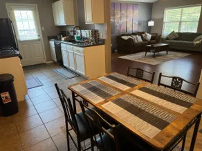 Urban Bliss. Spacious. 3 br/2 ba. Fenced backyard. - Image 2
