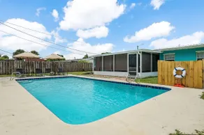 Turquoise Waters pool home >2 mi to Arts District - Image 3