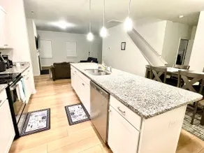 Luxury Living! Peaceful,Comfort and Spacious - Image 5