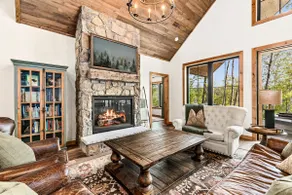 Aurora Lakeside Retreat - Image 3