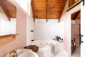 Woodland Cottage at Hideaways Red Hill - Image 4
