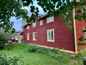 Two-story house with sauna, hot tub, and heated pool - Image 5