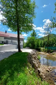 House by the stream with a pool - Image 2
