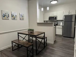 LuxeWoodlands Villa: Cozy Stay - Image 4