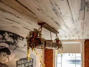 Historic 1BR loft w/ full kitchen & workspace - Image 3