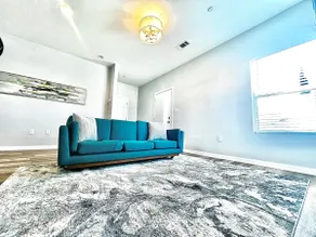 Cozy Modern Overlooking Downtown - Image 3