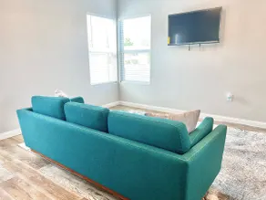 Cozy Modern Overlooking Downtown - Image 4