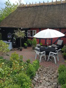 Idyllic half-timbered house/garden - Image 3