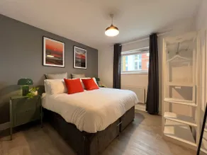 Modern Hatfield 2 Bed Apt - Free Gated Parking - Image 4