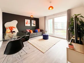 Modern Hatfield 2 Bed Apt - Free Gated Parking - Image 2