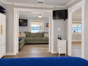 Lakefront Cottage: King Bed, Dock & Screened Porch - Image 4