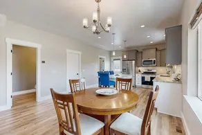 3BR townhome with pool, hot tub, WiFi, fireplace - Image 2