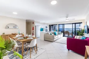 Florentine, 8 11 Columbia Close - opposite the beach with Air con and water views - Image 3