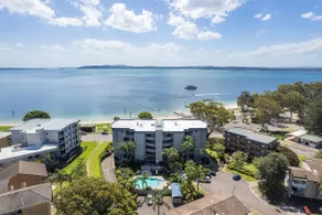 Florentine, 8 11 Columbia Close - opposite the beach with Air con and water views - Image 2
