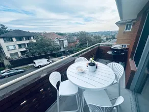 Coogee Sunrise 2 Bed Apt with Parking, Work Desks & Balcony - Image 4