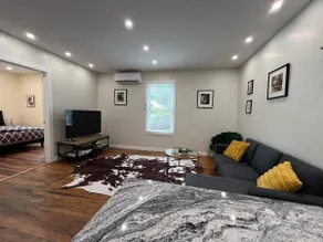 Cozy & Comfy DT Cville Getaway. - Image 3