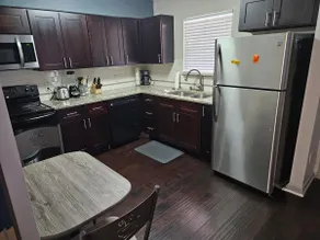 26 2 Queen Beds - 1 Bath- 2nd Floor- Pet Friendly - Image 3