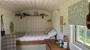Cosy Luxury Foxglove Hut with Private Fire Bowl - Image 3