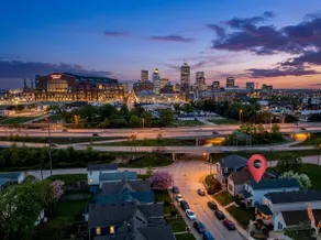 Walk to Downtown +Hot Tub, Off-Street Parking, 3BR - Image 5