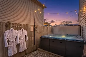 Walk to Downtown +Hot Tub, Off-Street Parking, 3BR - Image 2