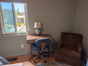 Sunny quiet 2BR suite—private entry, pet-friendly - Image 4