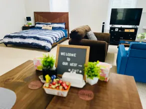 Cozy King bed apt near Portland with free parking - Image 2