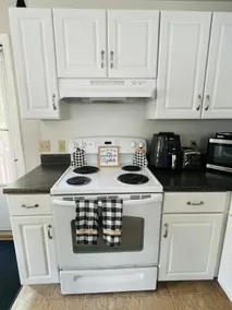 Cozy King bed apt near Portland with free parking - Image 5