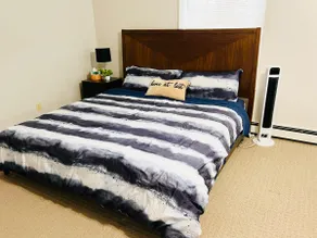 Cozy King bed apt near Portland with free parking - Image 3