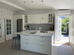 Beachfront guesthouse in top condition - Image 4
