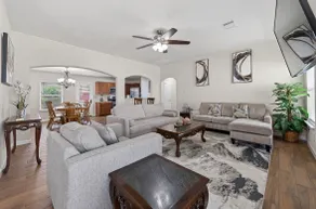 Mr. Ed Premium Home • 5 Min to IAH • Sleeps 8 - Image 2