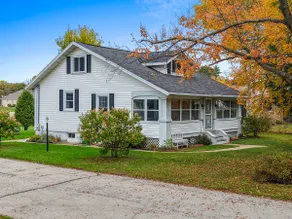 Cozy Riverfront Retreat - Image 2