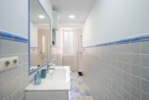 Centrally located apartment 12 minutes from the beach. - Image 3