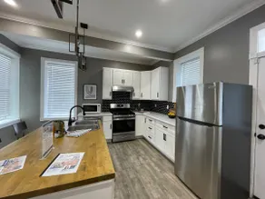 Spacious Family Friendly w/Crib & Secured Parking - Image 2