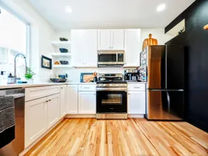 Stylish & Cozy Rowhome in Trendy Remington - Image 2