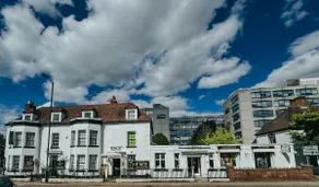 Stylish Modern 1 Bed Apartment in Prime Solihull Town Centre - Image 3