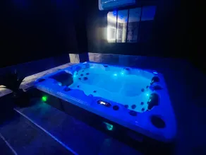 Exceptional night with a hot tub - Image 4