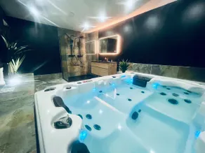Exceptional night with a hot tub - Image 2