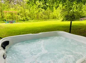 Hot Tub overlooking forest and river, 15 min 2 GR - Image 2