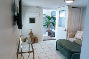 Stunning 2 bed apt in Revere 15 mins to Boston - Image 3