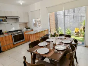 Sam's nice house with a pool, near the airport - Image 3