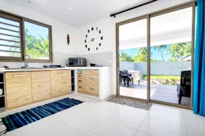 Cozy bungalow on the sea side, near Temae beach - Image 3