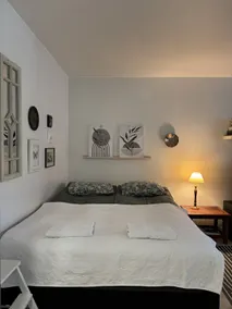 Close to the city center, a spacious, really bright studio - Image 4
