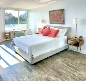 Spectacular Waterfront Executive Suite! - Image 4