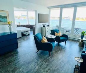 Spectacular Waterfront Executive Suite! - Image 5