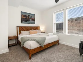 Comfortable 3BR Near UChicago & 15 min to Downtown - Image 2