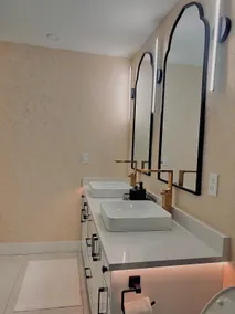 Private Luxury Suite Top-Rated Near Ferry &Airport - Image 4