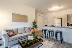 Chic and Spacious 3 Bedrooms in Griffintown - Image 2