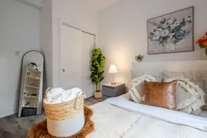 Chic and Spacious 3 Bedrooms in Griffintown - Image 5