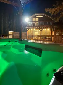 Llama Lookout Suite with hot tub at Basecamp Ranch - Image 3
